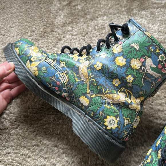 DR. MARTENS X LIBERTY LONDON STRAWBERRY THIEF BOOTS - Picture 9 of 12